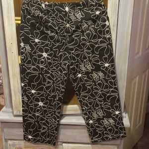 Talbot Embriodered Black Capri Pant. 10 JCT025